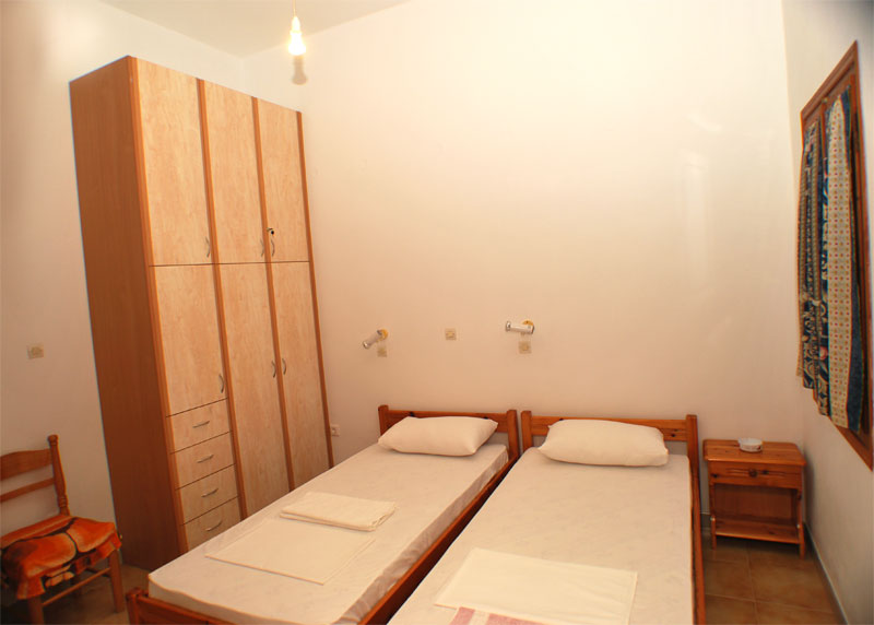 Καταλύματα Νικολός, Εξάμπελα - Σίφνος