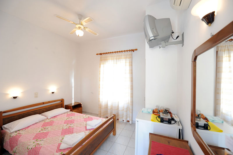 Katerina chambres à Agia Marina de Kamares avec vue magique pour le coucher du soleil