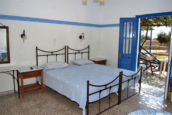 Studios Makis au village de Platis Gialos