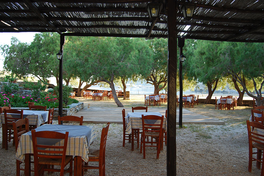 Le restaurant grill Giorgos-Dimitris à la plage Fassolou de Faros