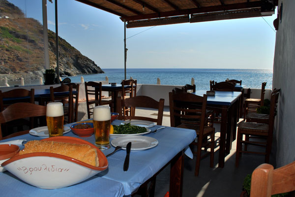 Le café-restaurant Vroulidia, à la plage Vroulidia