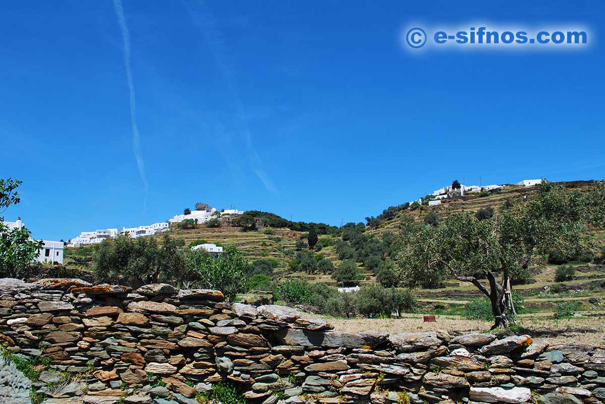 The village of Agios Loukas from the road to Kastro