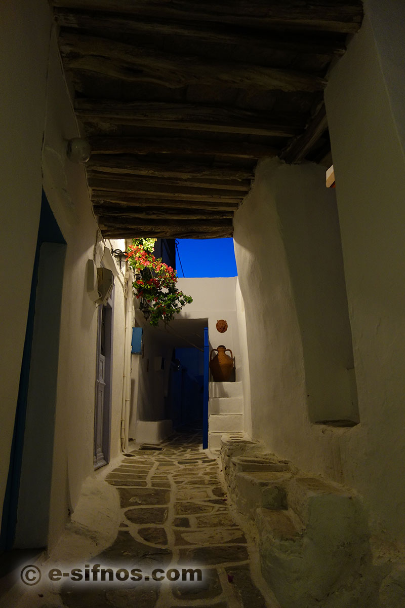 Walking around the alleys of Kastro