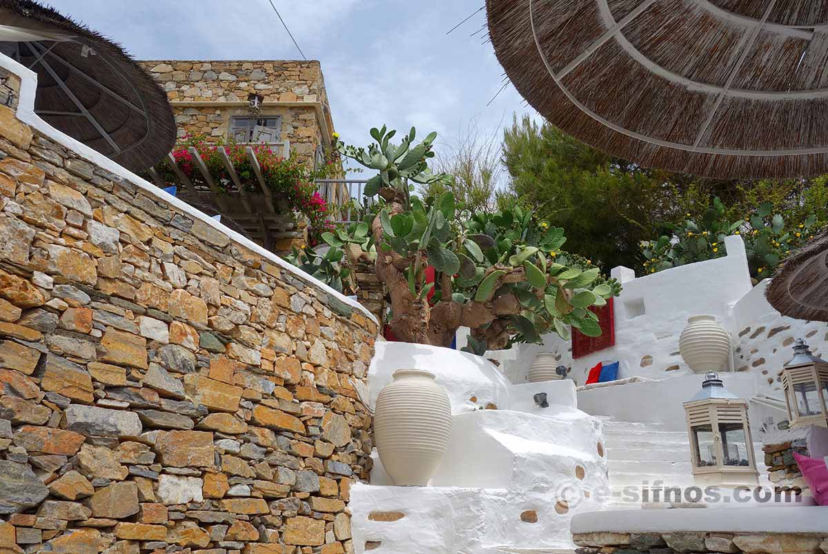 The entrance at the village of Kastro