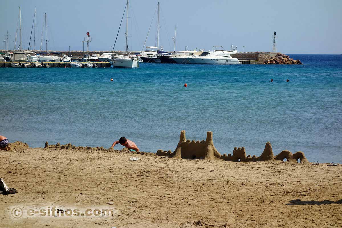 The sandy beach of Platis Gialos