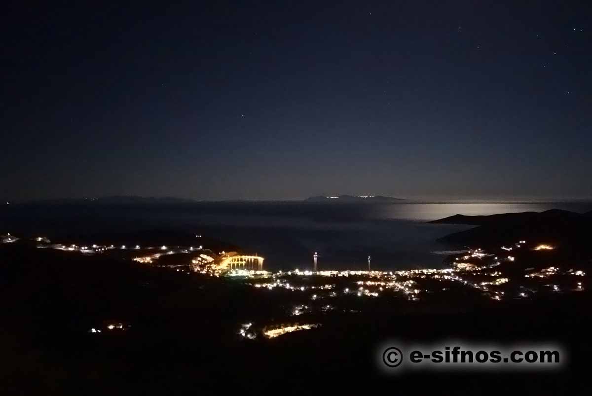 The gulf of Platis Gialos at night
