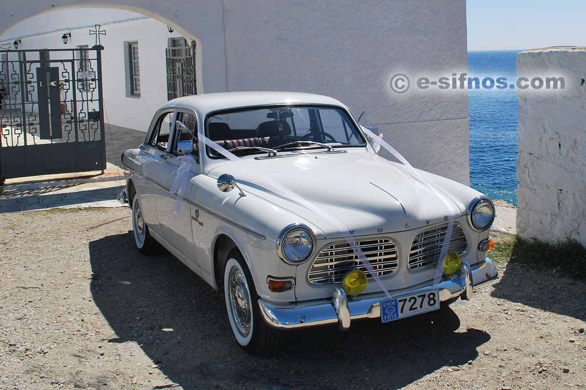Bridal transfer with an antique car